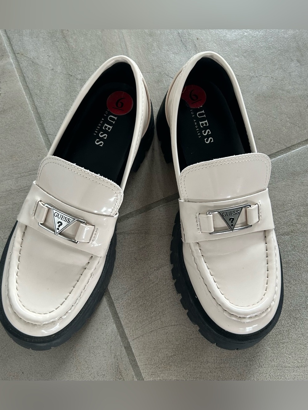 Guess cream patent loafers, sz 6